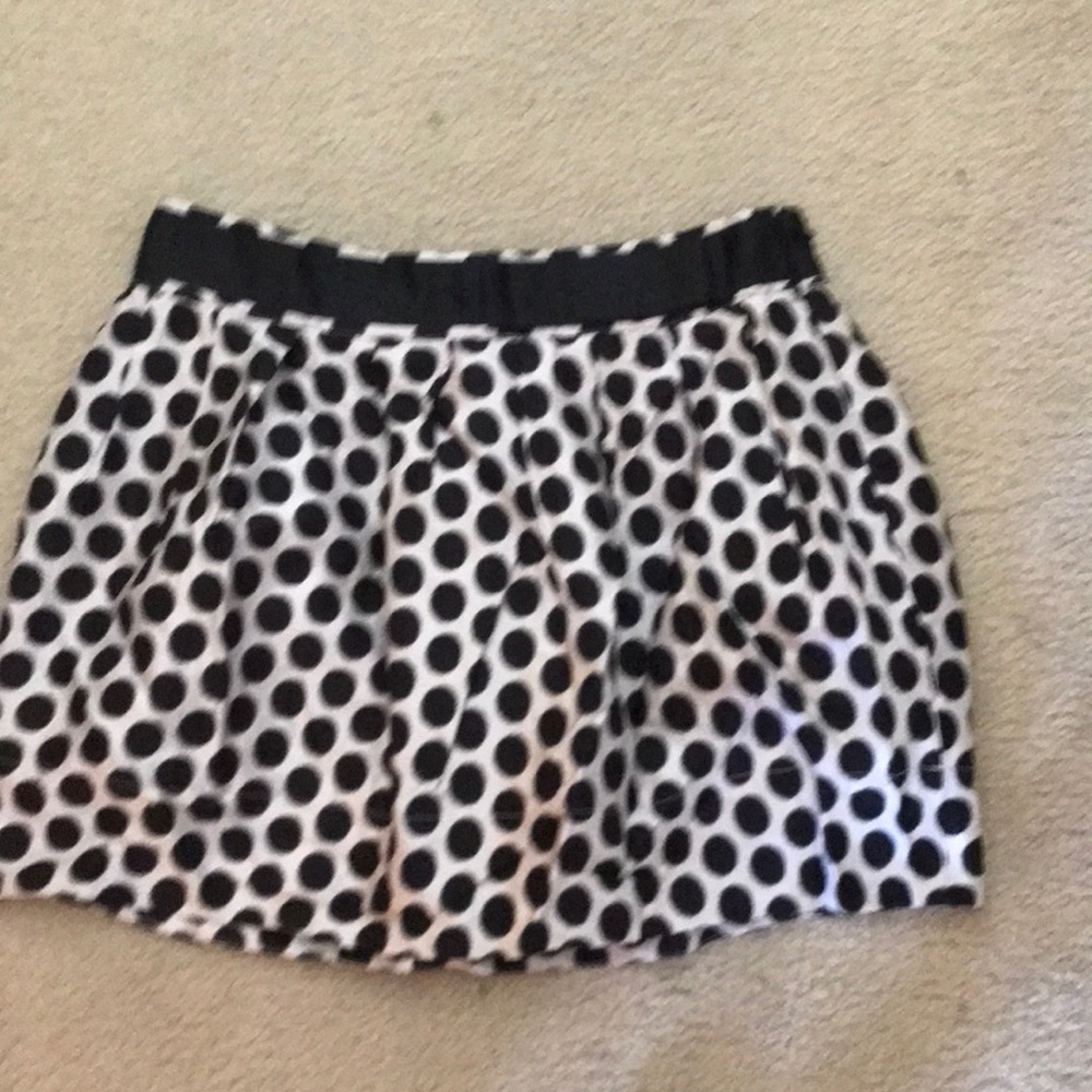 Creamy skirt wit black dots!
